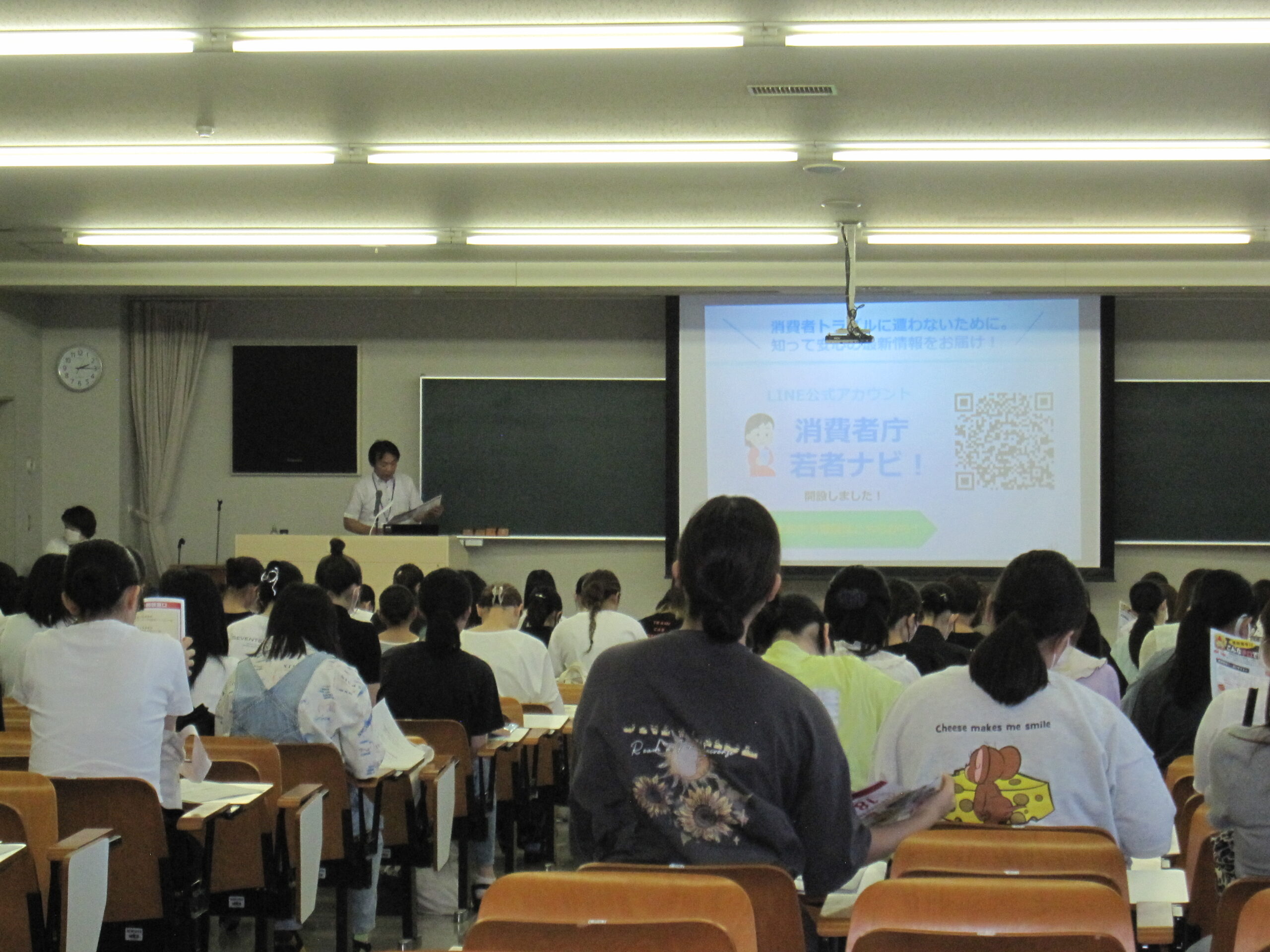 学生が講和を聞いている様子1